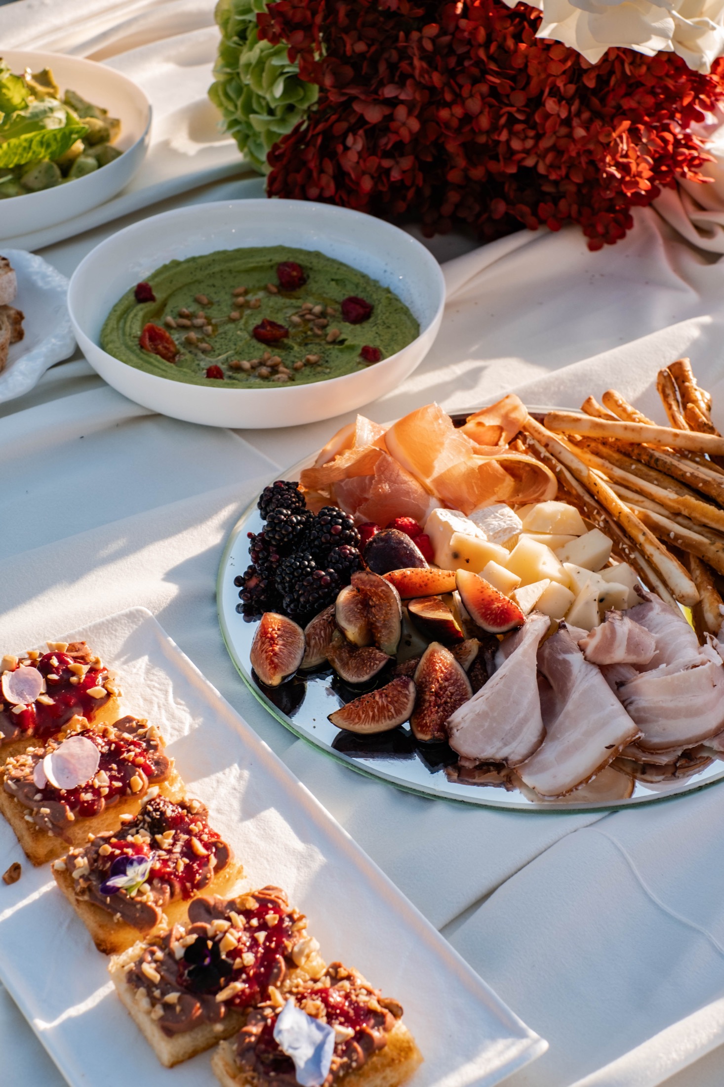 Свадебный стол с charcuterie, хумусом и ягодными десертами