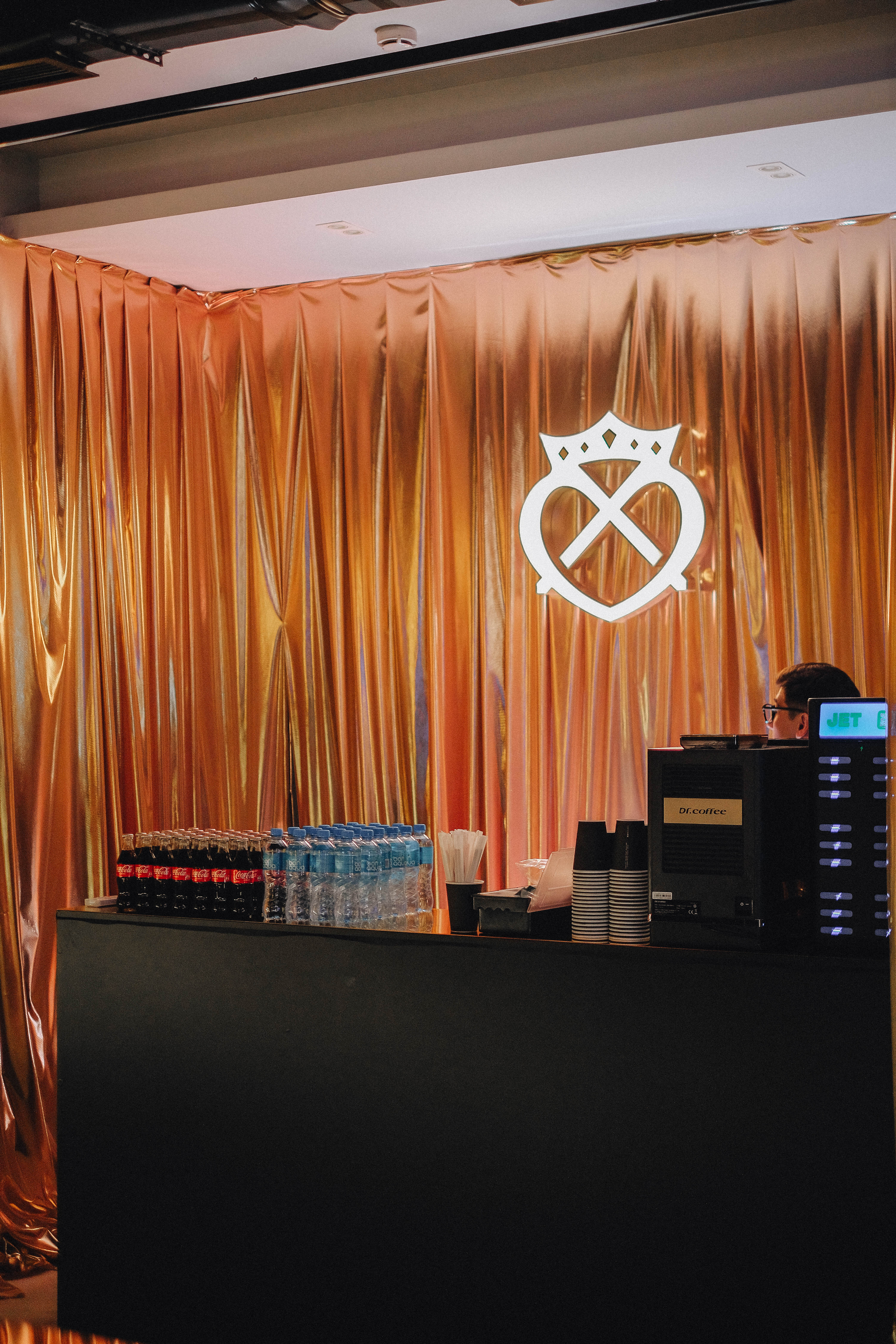 Кофейная станция и напитки в lounge-пространстве концерта