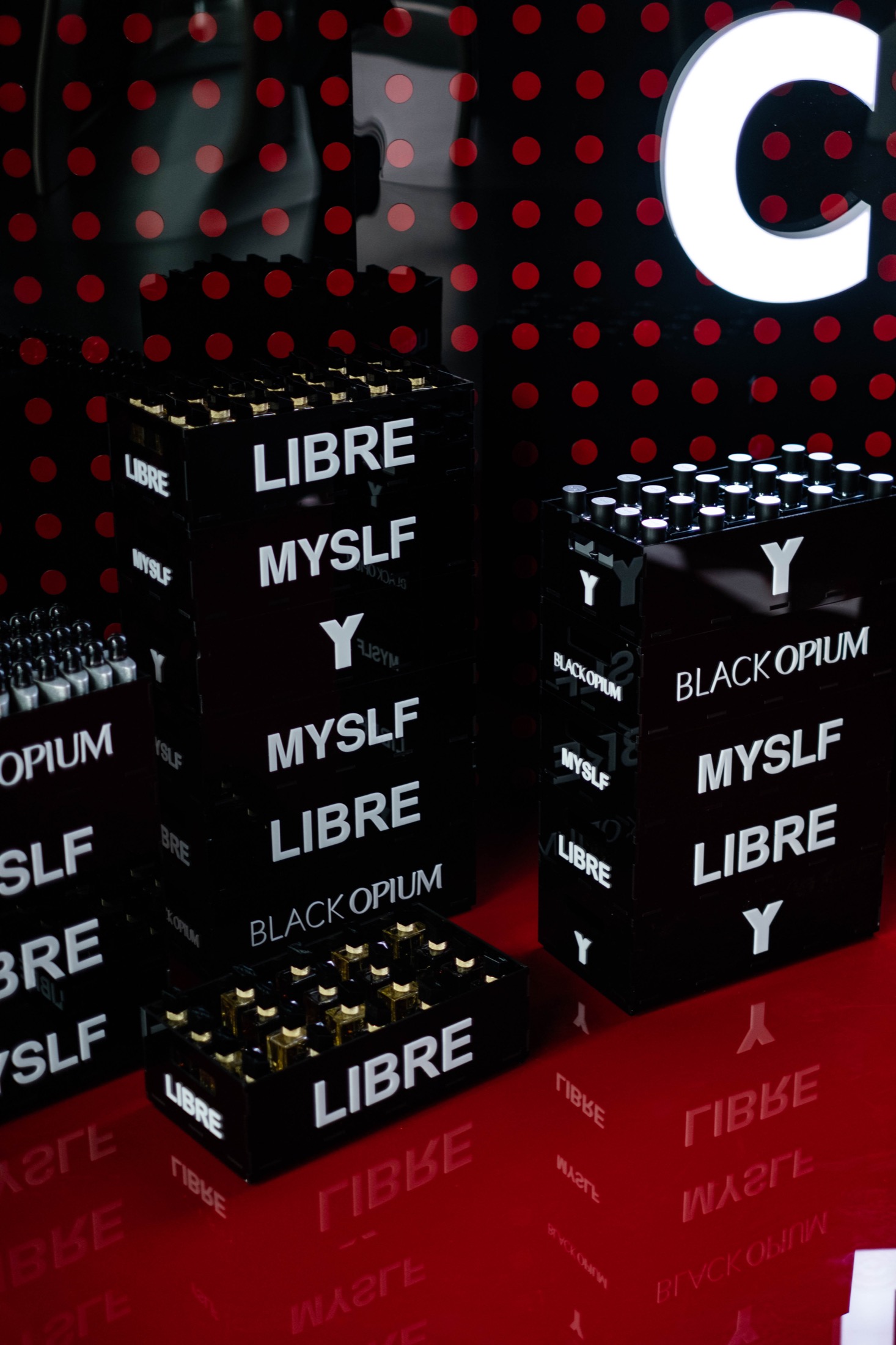 Витрина ароматов YSL с продуктами Libre, MYSLF и Black Opium