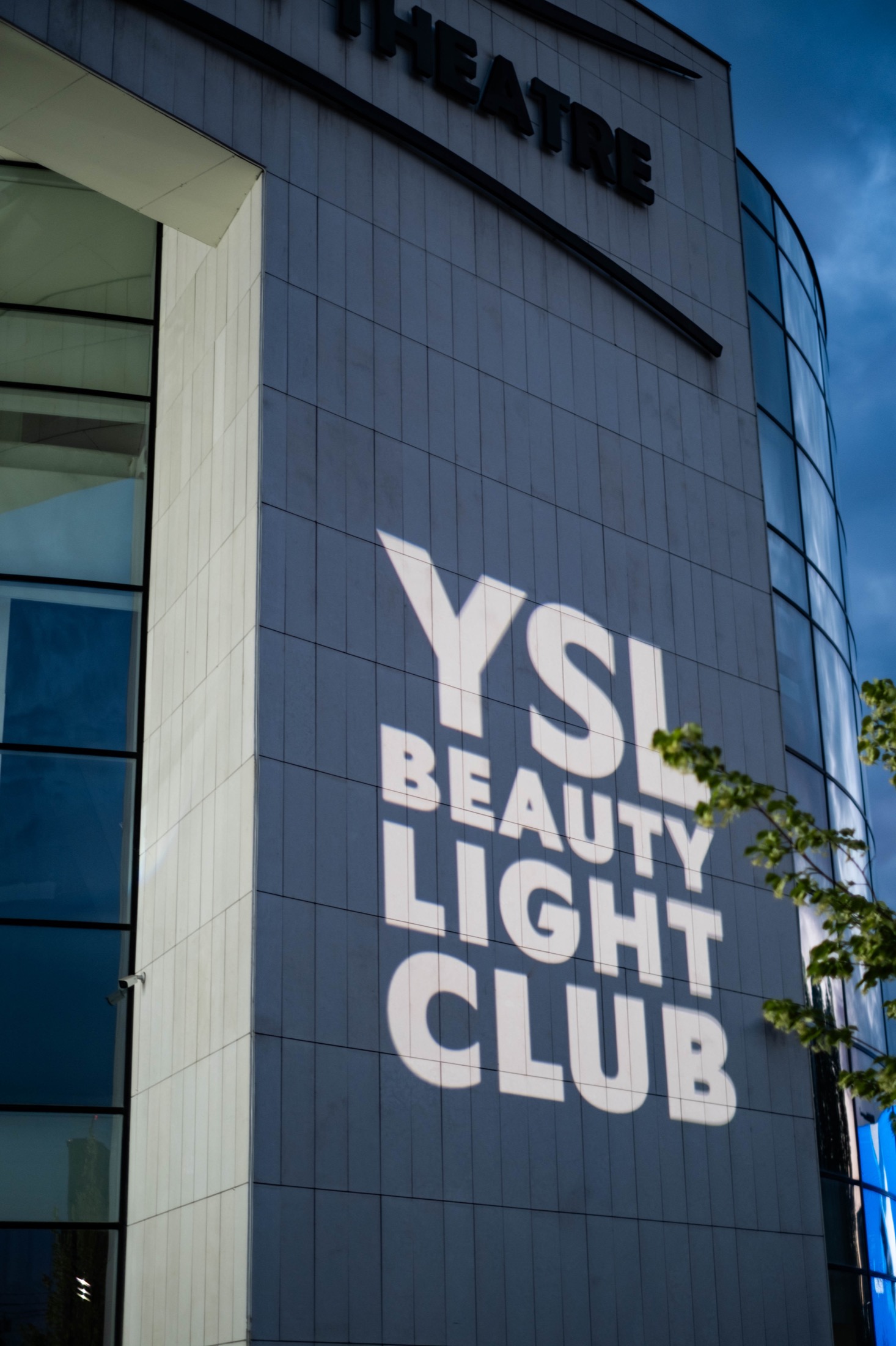 Проекция YSL Beauty Light Club на фасаде площадки